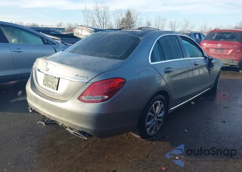 2015 Mercedes-Benz C 300 4Matic из США, поврежденный, VIN 55SWF4KBXFU028833